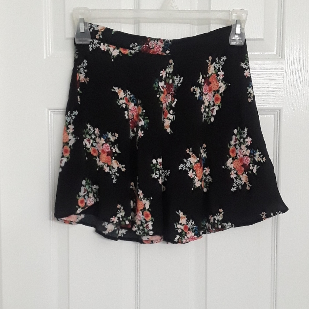 Forever 21 floral mini skirt Size S